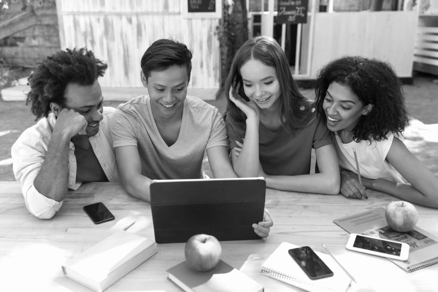 Studio di montaggio documentario con timeline e materiale video organizzato