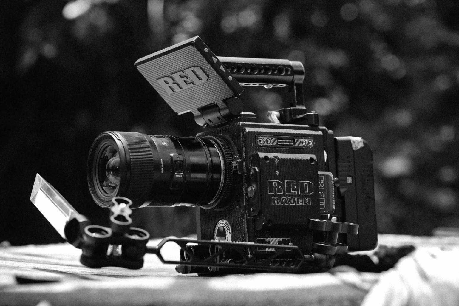 Montatore al lavoro su sequenza documentario con multiple timeline