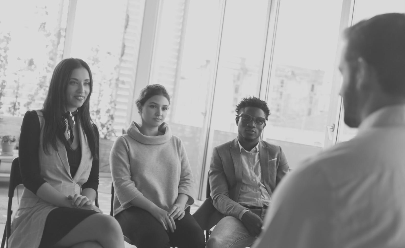 Dettaglio di timeline professionale con tracce audio e video sincronizzate