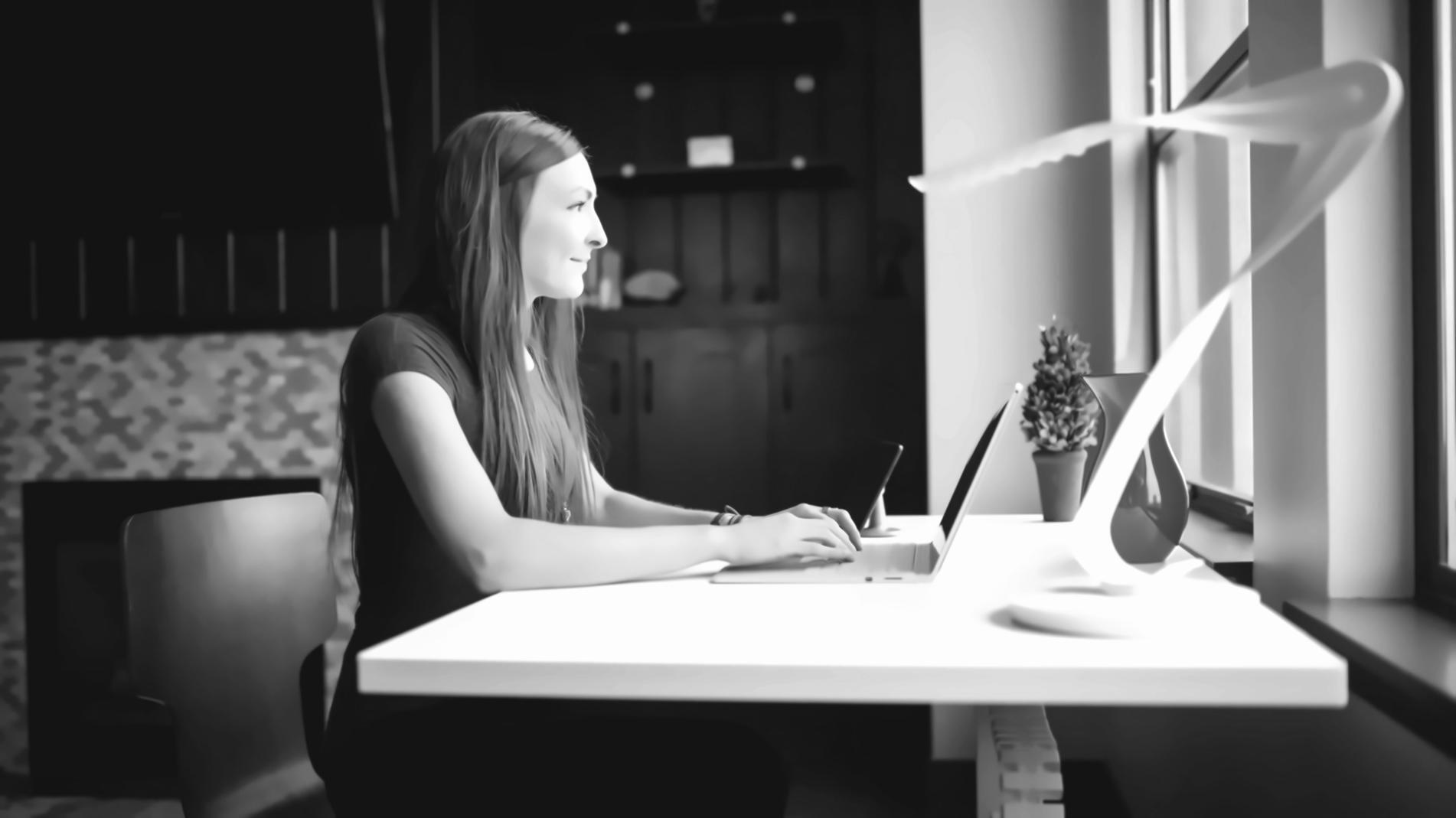 Studio di montaggio documentaristico con attrezzature professionali